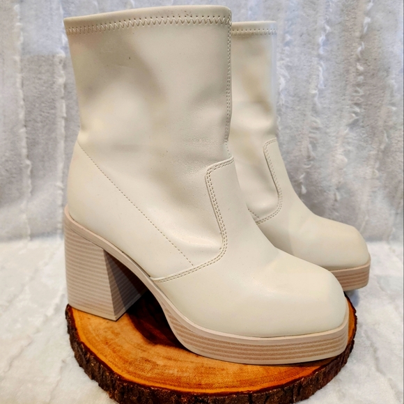 Arula cream chunky heel boots size 8W - Picture 1 of 6